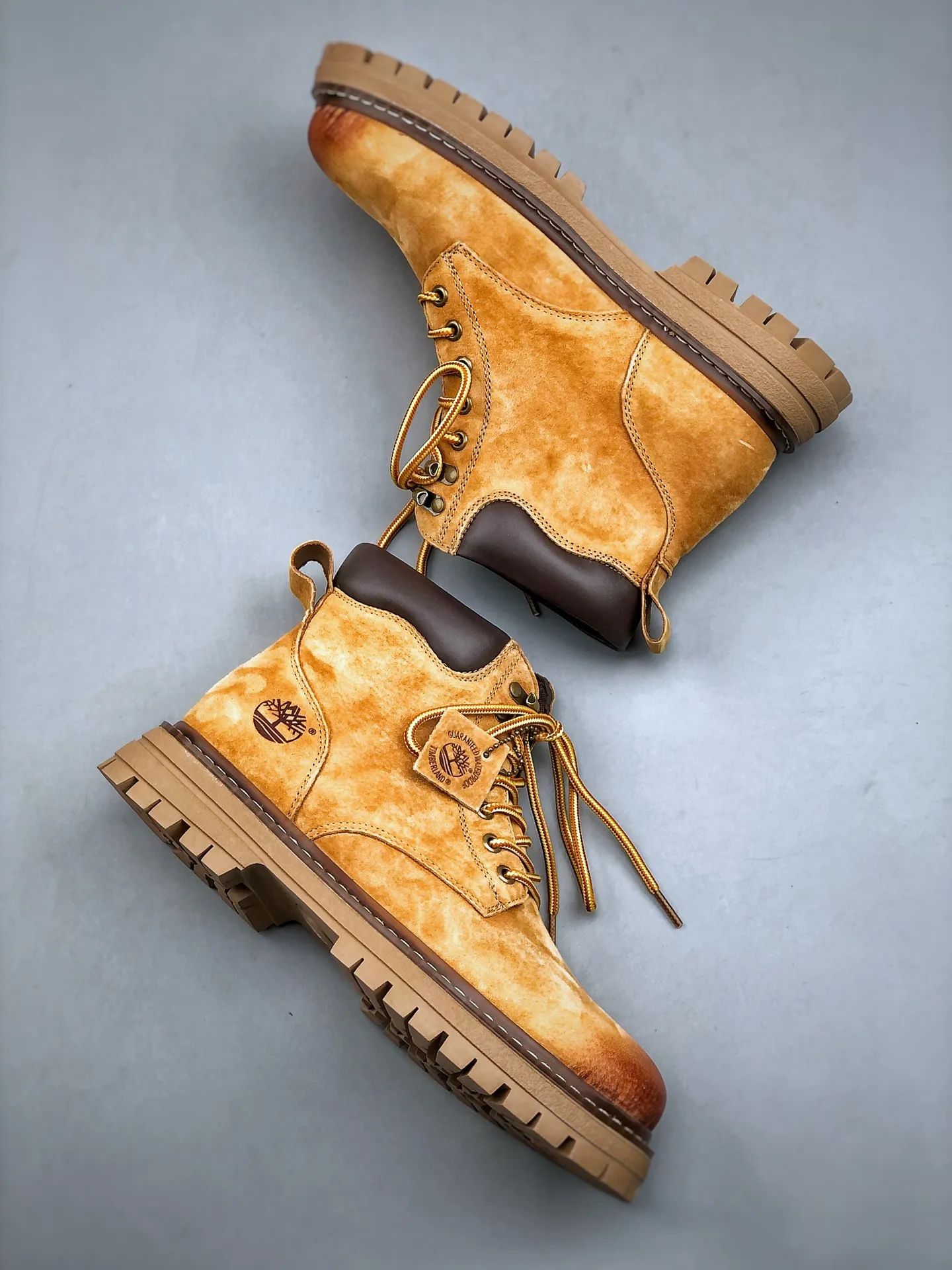 Local self-pickup💰560 supports store release. New goods🚀#Timberland Timberland/Timberland outdoor mid-cut casual rhubarb boots series. Guangdong factory quality. Original box and original packaging. The fabric is made of Italian 🇮🇹 top-grade frosted fine-grained cowhide. It is paired with anti-odor and anti-corrosion genuine leather latex insoles to give you a perfect wearing experience. High-quality and durable. A must-have for sportsmen. Specially designed to treat those who are not handsome. High-quality and first-class foot feel. Size: 38 39 40 41 42 43 44 (leather shoe size)
